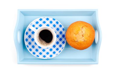 bir tepsi üzerinde beyaz bir arka plan üzerine kahve ile kek