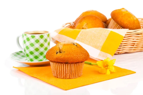 Muffin mit Kaffee auf weißem Hintergrund — Stockfoto