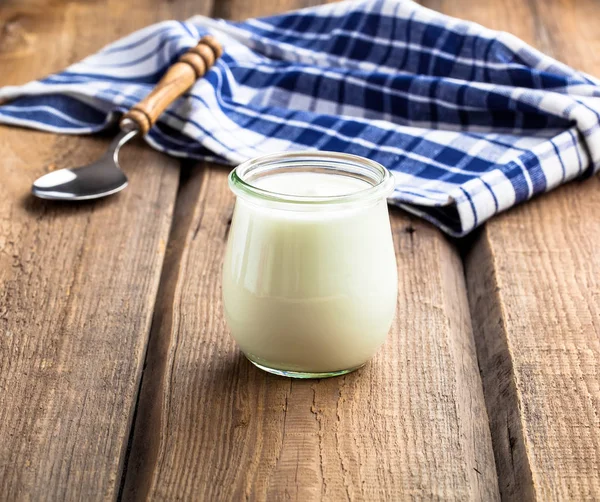 Naturjoghurt auf hölzernem Hintergrund — Stockfoto