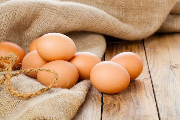 Eier auf Holzgrund — Stockfoto