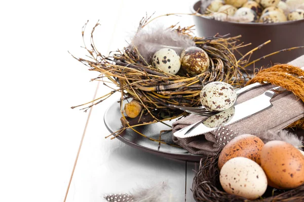 Decoración de mesa sobre fondo de madera blanca con huevos de codorniz — Foto de Stock