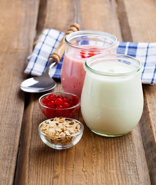 Naturjoghurt auf hölzernem Hintergrund — Stockfoto