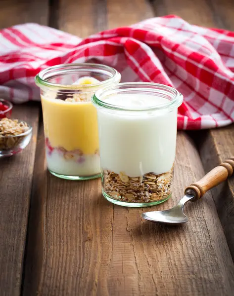 Yogurt naturale su uno sfondo di legno — Foto Stock