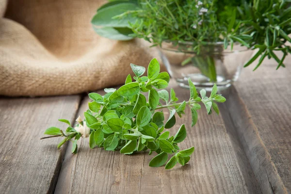 Oregano-Bündel auf einem hölzernen Hintergrund. — Stockfoto