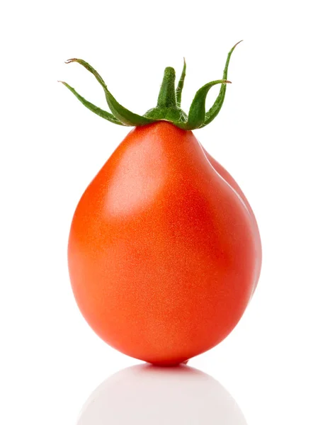 Verse tomaat op witte achtergrond — Stockfoto