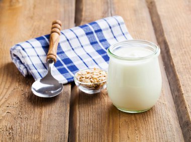 ahşap arka plan üzerinde doğal yoğurt