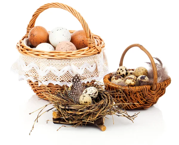 Cesta con huevos y huevos de codorniz sobre un fondo blanco — Foto de Stock