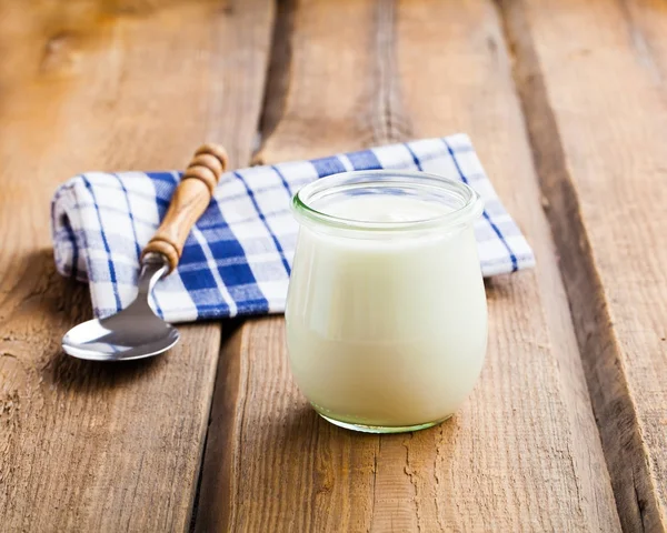 Natural yoghurt on a wooden background — Stock Photo, Image