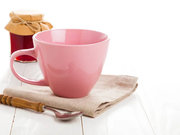 Rosa Teetasse auf weißem Holzhintergrund — Stockfoto