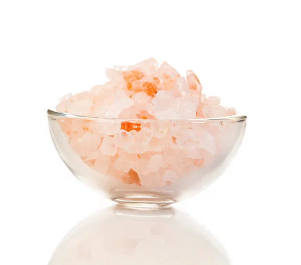 Stora rosa salt, Himalaya pink salt på vit bakgrund — Stockfoto