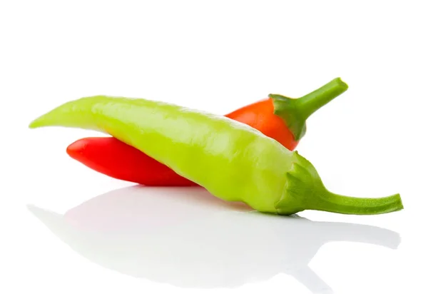 Verse hete chilipepers geïsoleerd op witte achtergrond — Stockfoto