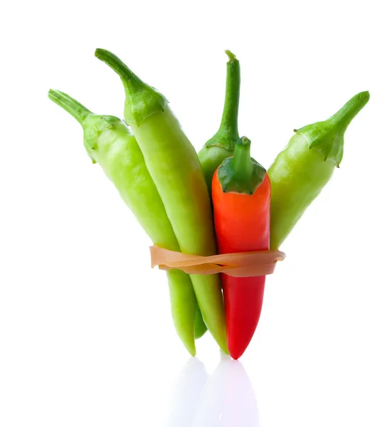 Verse hete chilipepers geïsoleerd op witte achtergrond — Stockfoto