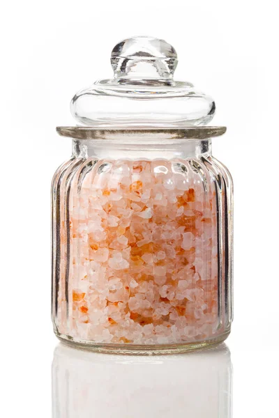 Stora rosa salt, Himalaya pink salt på vit bakgrund — Stockfoto
