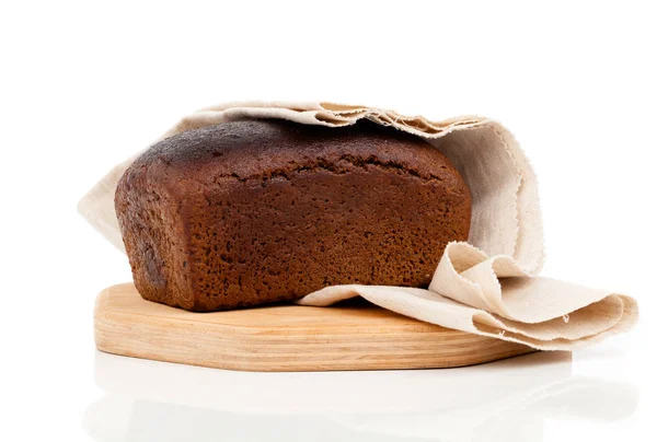 Pan de centeno aislado sobre fondo blanco — Foto de Stock