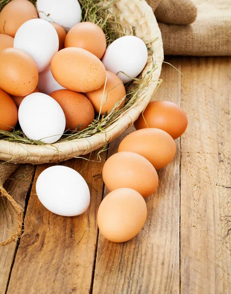 Tahta arka planda yumurtalar — Stok fotoğraf