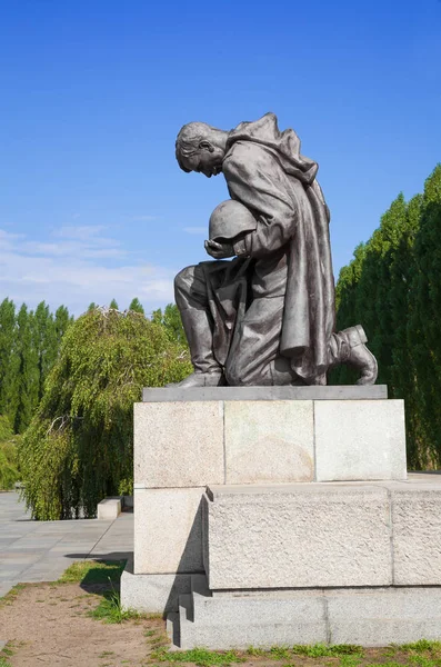 Estátua de um soldado russo no Memorial da Guerra Soviética e milit — Fotografia de Stock