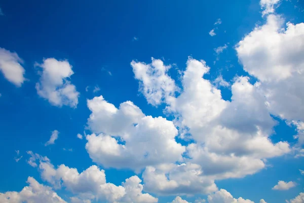 Blauwe lucht met witte wolken. — Stockfoto