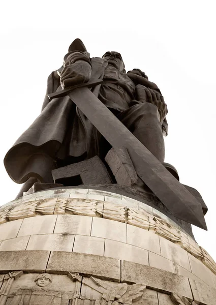 Monument till sovjetisk soldat håller händerna tyska barnet på Stockbild