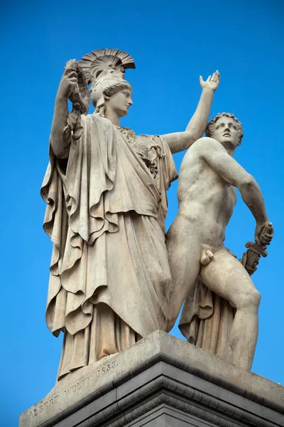Staty mot den blå himlen i Berlin — Stockfoto