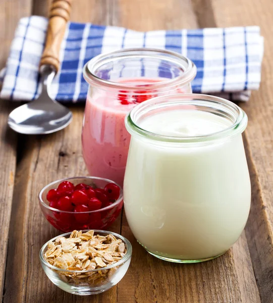 Naturjoghurt auf hölzernem Hintergrund lizenzfreie Stockfotos