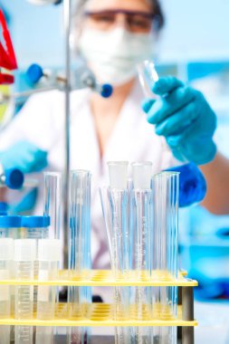 Bilim adamları numuneleri laboratuvarda tutuyor ve inceliyor.