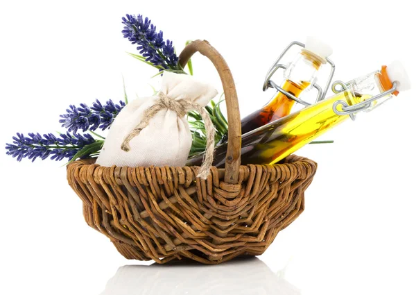 Wellness Lavendelöl Weidenkorb Isoliert Auf Weißem Hintergrund — Stockfoto
