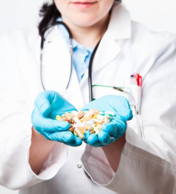 Farklı tabletlerin kadın doktor el ele tutuşması, yakın çekim. İlaç ve sağlık hizmetleri kavramı.