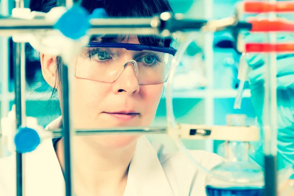 Wissenschaftler Hält Proben Und Untersucht Sie Labor — Stockfoto