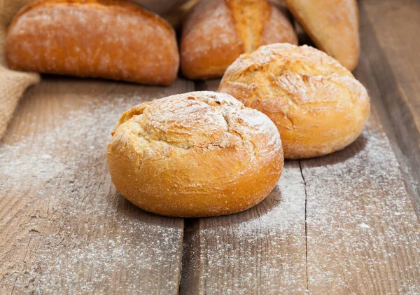 Verse Broodjes Houten Ondergrond — Stockfoto