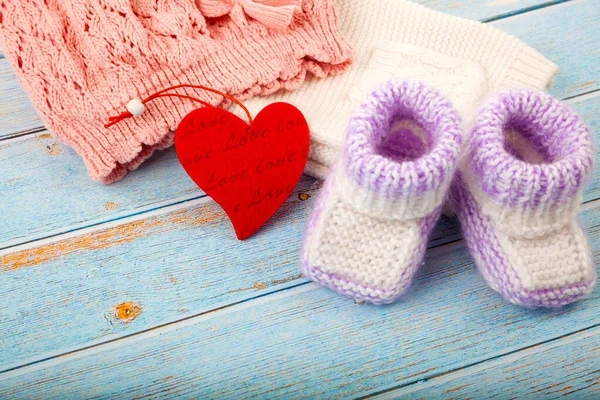 Mode Trendy Kleding Baby Spullen Voor Kleine Baby Meisje Houten — Stockfoto