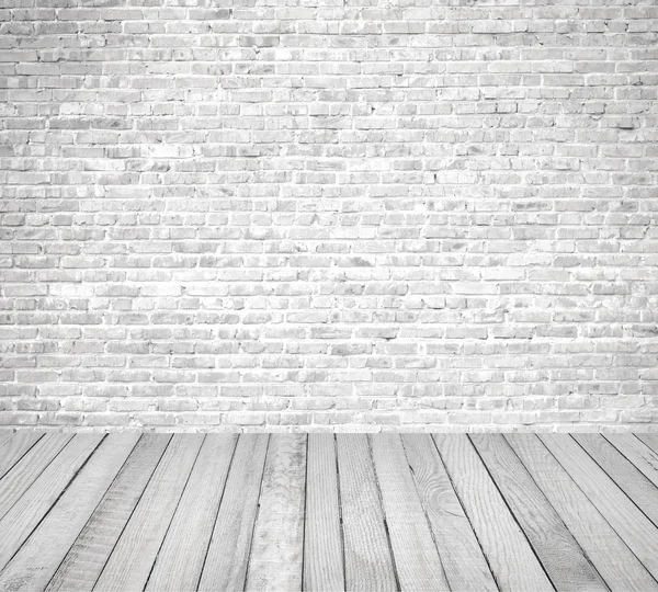 Habitación interior con pared de ladrillo blanco y suelo de madera — Foto de Stock