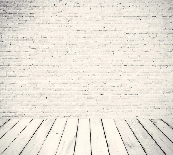 Habitación interior con pared de ladrillo blanco y suelo de madera — Foto de Stock