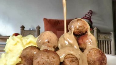 Yeni yapılmış köftelere ve patates püresine sos dök.