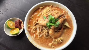 Sarawak Laksa, Malezya 'da popüler bir çorba tabanlı şehriye yemeği.