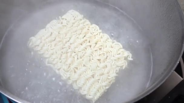 Cucinare Spaghetti Istantanei Una Pentola — Video Stock