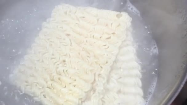 Cuisson de nouilles instantanées dans une casserole 