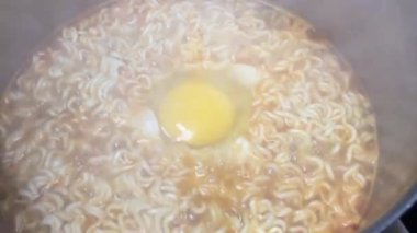 Tencerede hazır şehriye pişirmek.