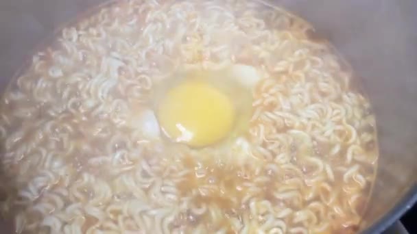 鍋でインスタントラーメンを調理する — ストック動画