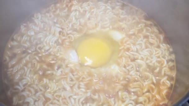Μαγειρεύοντας Στιγμιαία Noodle Μια Κατσαρόλα — Αρχείο Βίντεο