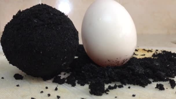 Making Salted Duck Eggs Using Salted Charcoal — Stock Video