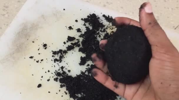 Efectuarea Ouă Rață Sărate Folosind Cărbune Sărat — Videoclip de stoc
