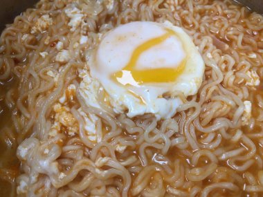 Making instant noodle with poached egg