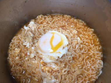 Making instant noodle with poached egg