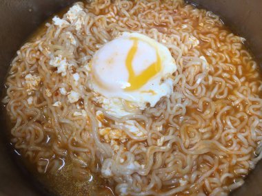 Making instant noodle with poached egg