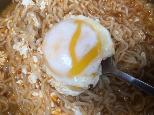 Making instant noodle with poached egg