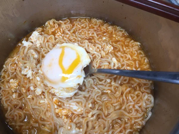 Hacer Fideos Instantáneos Con Huevo Escalfado —  Fotos de Stock