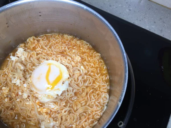 Making instant noodle with poached egg