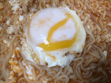 Making instant noodle with poached egg