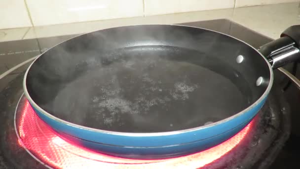 Agua Hirviendo Una Sartén Para Cocinar Fideos Instantáneos — Vídeo de stock