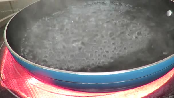 インスタントラーメンを調理する鍋に湯を沸かす — ストック動画